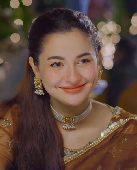 Hania Amir Saree, Saree 2023, Mere Humsafar, Hania Aamir, Makeup Pics, Angled Bob Hairstyles, Beauty Hacks Lips, Contour Makeup Tutorial, Easy Hairstyles For Thick Hair