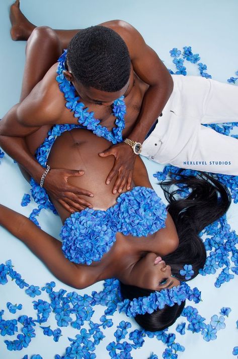 Butterfly Maternity Shoot, Cute Pregnancy Photos, Maternity Shoot Outfit, Maternity Picture Outfits, Maternity Studio Photoshoot, Cute Pregnancy Pictures, Maternity Photography Poses Couple, Maternity Photo Outfits, Mommy And Baby Pictures