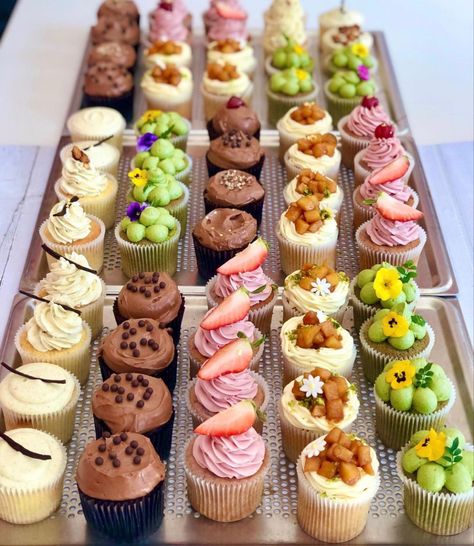 Cupcake Cake Designs, Party Food Buffet, Cupcake Flavors, Pastry And Bakery, Fancy Desserts, Buffet Food, Rachel Green, Bakery Cafe, Dessert Cups