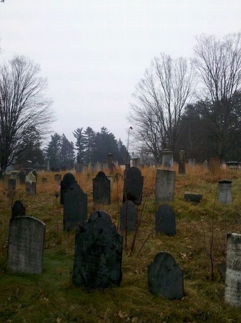 Old Cemeteries, Southern Gothic, Dark Places, Autumn Cozy, Night Aesthetic, Memento Mori, Tombstone, Graveyard, Abandoned Places