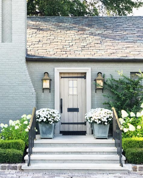 light blue gray brick and large planters Front Door Planters, Painted Brick Exteriors, Painted Brick House, Beautiful Front Doors, Brick Ranch, Brick Exterior House, Front Steps, Modern Farmhouse Exterior, Painted Brick