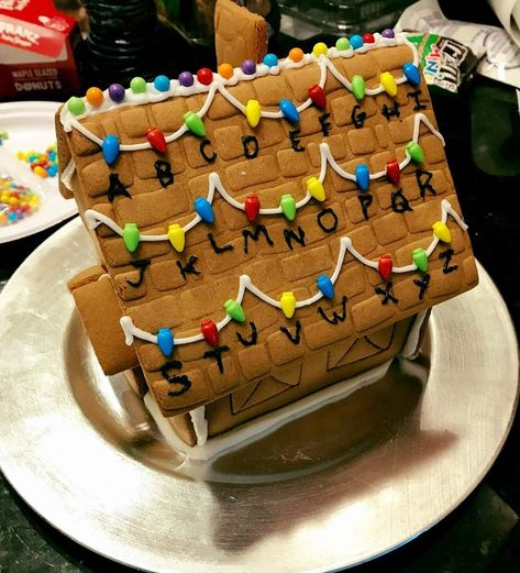 Ginger Bread Train Ideas, Funny Gingerbread Houses, Gingerbread Contest, Cool Gingerbread Houses, Ginger House, Gingerbread House Parties, Gingerbread House Designs, Bread Man, Frugal Christmas