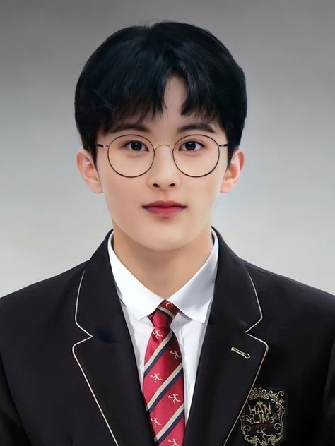 Mark Yearbook, School Model, Uniform School, Id Photo, Islamic Phrases, School Photos, Mark Lee, Thirty One, Yearbook