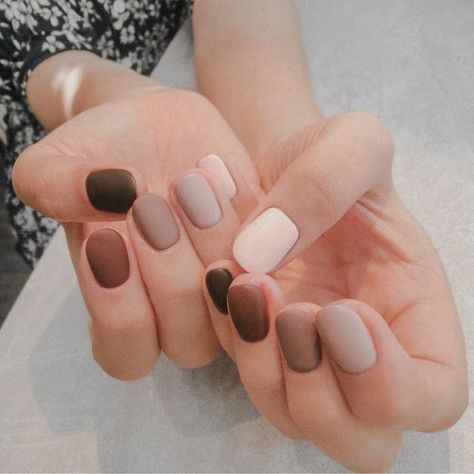 neutral multicolor manicure Pedicure Gel, Neutral Nail Polish, French Pedicure, Fall Nail Art, Fall Nail Colors, Neutral Nails, Brown Nails, Autumn Nails, Cool Nail Designs