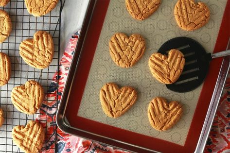 Raspberry Thumbprint Cookies, Best Peanut Butter Cookies, 3 Ingredient Recipes, Peanut Butter Cookie Recipe, Thumbprint Cookies, Peanut Butter Recipes, Dough Balls, Chocolate Raspberry, Cookies Ingredients