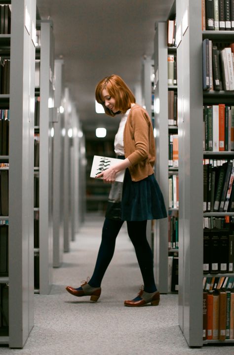 I spend too much time online. A frequent question from friends/family/new acquaintances is: how much time do you spend online working? The... Librarian Outfit Work Clothes, Bookworm Style, Librarian Style, Hipster Fashion, Clothes Horse, Outfit Combinations, Preppy Outfits, Looks Vintage, Preppy Style