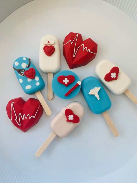 Nurse Cakesicles, Birthday Cakepops Ideas, Cake Sicles, Graduation Cake Pops, Cake Pucks, Sweet Business, Nurse Cookies, Doctor Cake, Doc Mcstuffins Birthday Party