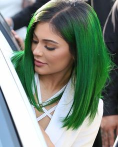 KYLIE JENNER ~~*~~ Kylie Jenner Green Hair, Kit Launch, Kylie Jenner Hair Color, Black And Green Hair, Kylie Jenner Blonde, Kylie Kardashian, Edgy Hair Color, Hair Colour For Green Eyes, Jenner Hair