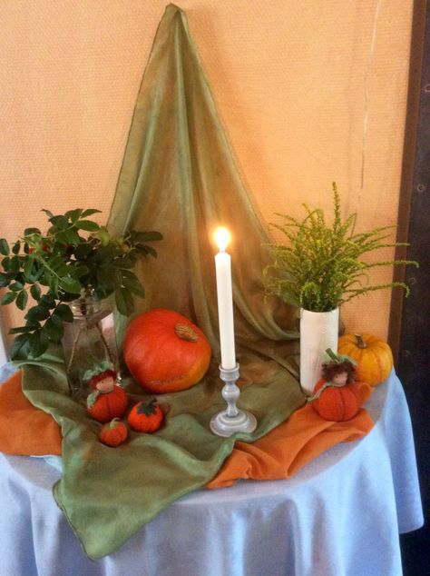 Waldorf Fall Nature Table, Autumn Waldorf Nature Table, Autumn Nature Table Waldorf, Nature Table Ideas, Fall Waldorf Crafts, Autumn Nature Table, Waldorf Autumn, Waldorf Spring, Spring Nature Table