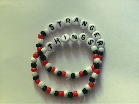 Stranger Things Bracelet Ideas Clay Beads, Stranger Things Beads, Stranger Things Bracelet Ideas, Stranger Things Bracelets, Stranger Things Bracelet, Stranger Things Jewelry, Stranger Things Jonathan, Hopper Stranger Things, Tiny Bead Bracelet