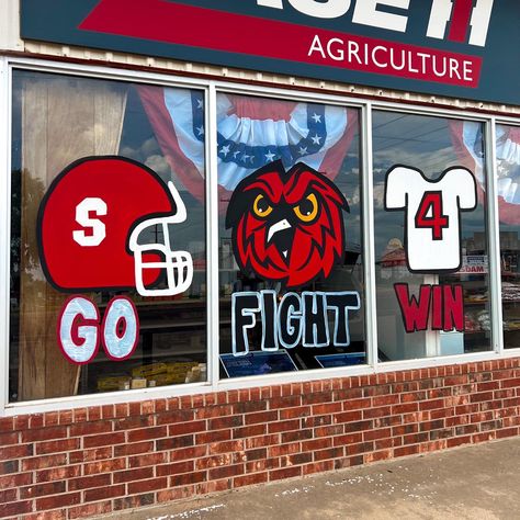 Spirit Window Painting, Homecoming Window Displays, School Homecoming Decorations, Hoco Door Decorating, Car Window Paint Ideas Football, Football Window Display, Football Window Painting, Bus Decorations For Playoffs, Hoco Window Painting Ideas