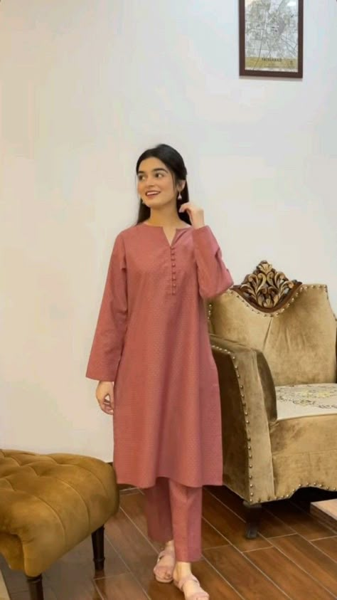 Simple Casual Dress, Stylish Kurtis, Simple Dress Casual, Kurtis Design, Stylish Outfits Casual, Stylish Kurtis Design, Simple Kurta, Simple Kurta Designs, Trendy Shirt Designs