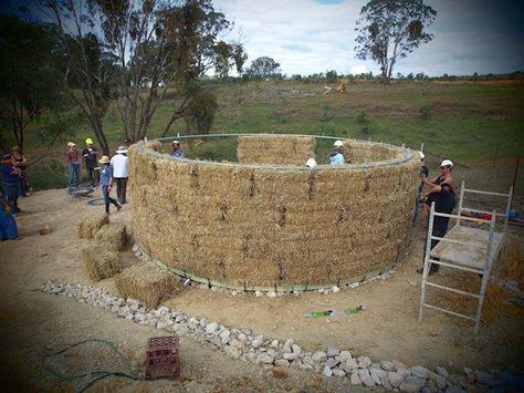 Straw Bale house Earthship Plans, Straw Bale Building, Straw Bale Construction, Cob Building, Earth Bag Homes, Building Workshop, Natural Building Materials, Round Building, Straw Bale House