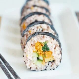 Kimbap Vegan, Vegan Sushi, How To Make Brown, Sushi Recipes, Vegan Kitchen, Vegan Appetizers, Sushi Rolls, Vegan Foods, Vegan Eating