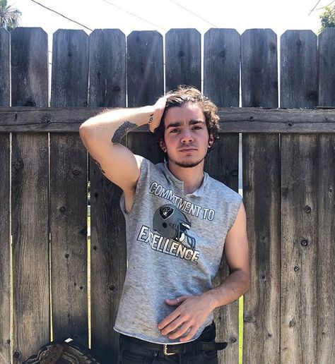 Eliot Fletcher, Elliot Fletcher, Shameless Characters, Michael Roberts, Attractive Guys, Body Inspiration, Hottest Celebrities, Celebrities Male, Celebrity Crush