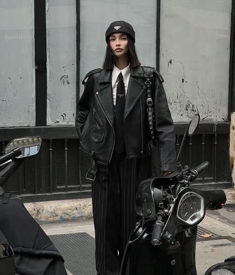 Black Jacket Outfit, Tie Outfit, Leather Jacket Outfits, Tomboy Style Outfits, Looks Street Style, Style Punk, Jacket Fashion, Mode Ootd, Tomboy Fashion