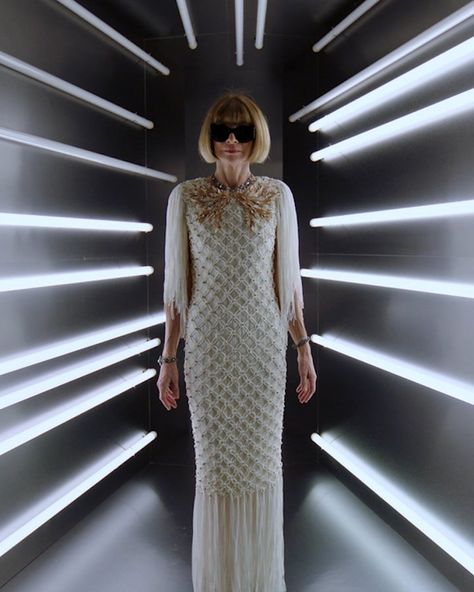 Anna WintourThe “Manus x Machina” Experience Met Gala Guests Strut Their Stuff in Vogue’s Instagram Studi Manus X Machina, Sparkly Fashion, Super Nana, Stockholm Street Style, Exhibition Stand Design, Anna Wintour, Costume Institute, Milan Fashion Weeks, Street Style Paris