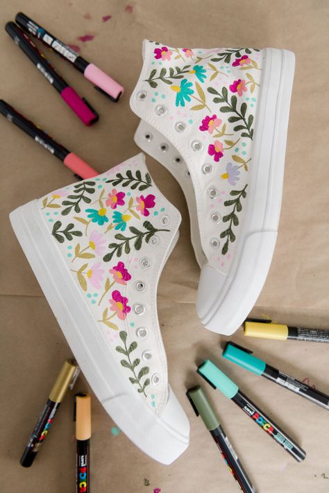 Shoe Painting Ideas, Diy Converse, Sharpie Shoes, Cute Converse Shoes, Converse Design, Shoe Painting, Painted Converse, Painted Shoes Diy, Custom Sneakers Diy