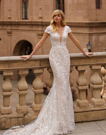 Buy wedding dress Reynis from the producer - Anna Sposa Group Bride Dress Mermaid, Pink Lace Wedding Dress, Lace Fitted Wedding Dress, Nikah Outfit, Wedding Dress Types, Buy Wedding Dress, Long Train Wedding Dress, Mother Daughter Dress, Wedding Dress Guide