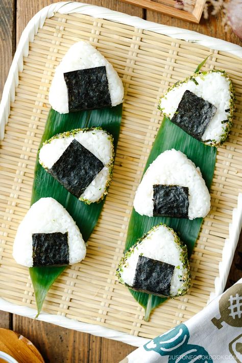 Onigiri Filling, Japanese Rice Balls, Food In Japan, Tuna Mayo, Nori Seaweed, Japanese Rice, Sandwiches For Lunch, Quick Snack, Rice Balls