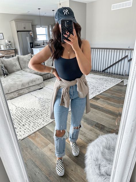 Corset Outfit With Sneakers, Corset And Sneakers Outfit, Corset Outfit With Jeans, White Corset Top Outfit, Corset Top With Jeans, Softball Mom Outfit, White Top And Jeans Outfit, Corset And Jeans Outfit, Top And Jeans Outfit