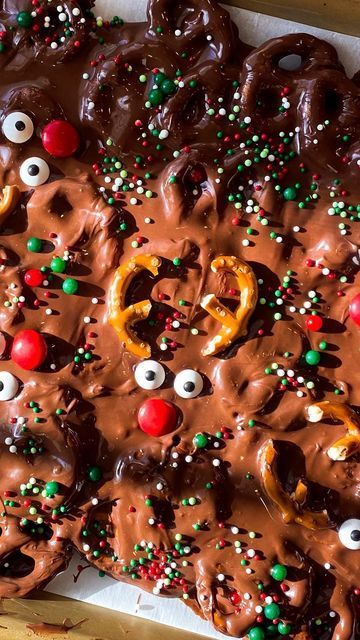 Ramya | Healthy Recipes | 📍NJ / NY on Instagram: "Reindeer Chocolate Covered Pretzel Bark 🎁 🤍SAVE TO MAKE LATER🤍 What You Need • CHOCOLATE • BIT OF OIL • PRETZELS RECIPE + HOW TO MAKE REINDEERS: • Go to https://eatsbyramya.com/recipes/chocolate-covered-pretzel-bark/ OR • Google “Eatsbyramya Chocolate Covered Pretzel Bark” OR • Go to eatsbyramya.com and search “chocolate pretzel” • • • • • #hotchocolate #chocolate #hotcocoa #winterrecipes #holidayrecipes #coffee #recipes #easyrecipes #spagh Spaghetti Meals, Reindeer Chocolate, Pretzel Bark, Chocolate Covered Pretzel, Chocolate Bites, Pretzels Recipe, Recipes Chocolate, Chocolate Pretzels, Chocolate Covered Pretzels