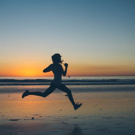 Running Photos, Benefits Of Walking, Vision Board Photos, Running On The Beach, Sports Aesthetic, Walking Exercise, Marathon Runners, Very Scary, Girl Running