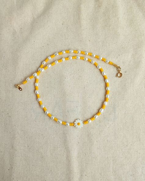 Seed Pearl Daisy Necklace Yellow Seed Bead and Pearl Choker - Etsy Seed Bead Necklaces Aesthetic, Necklaces Seed Beads, Sunflower Seed Bead Necklace, Yellow Pearl Necklace, Necklaces With Beads Ideas, Yellow Necklace Bead, Choker Bead Necklace, Pearl And Seed Bead Necklace, Pearl Seed Bead Bracelet