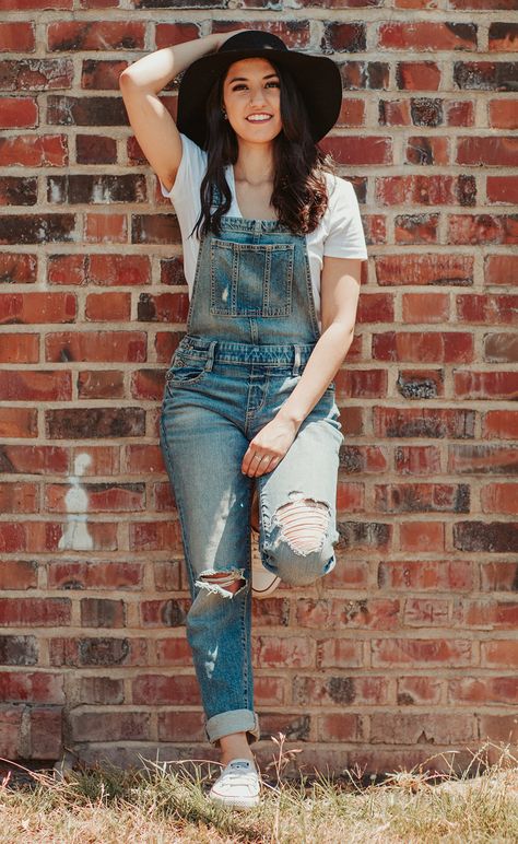 Woman In Overalls, Blue Jean Overalls Outfits, Jean Overall Outfits, Boho Overalls, Medium Length Brown Hair, Overalls Outfits, Country Western Outfits, Teen Celebrities, Classic Girl