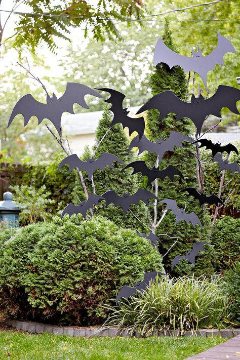 Flying Bat Display Scary Halloween Yard, Porche Halloween, Bat Display, Halloween Decorations To Make, Scary Halloween Decorations Outdoor, Halloween Diy Outdoor, Flying Bat, Casa Halloween, Halloween Decor Diy