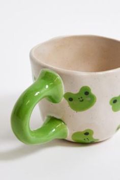 Frog Mug Painting, Diy Painted Coffee Mugs, Ceramics Painting Mug, Paint It Yourself Pottery, Ceramic Mug Design Ideas, Cute Ceramic Painting, Pottery Painting Green, Pottery Painting Bowl Simple, Pottery Painting Funny