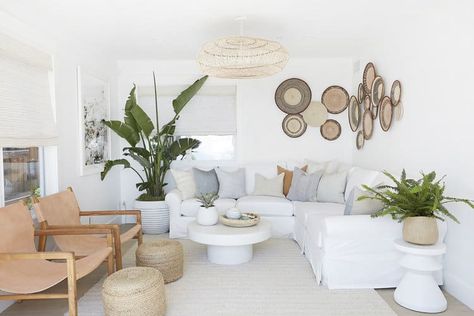 Small Family Room Ideas, Coastal Bungalow, Salt Interiors, Style Californien, Family Room Layout, Pure Salt Interiors, Beach House Tour, Small Family Room, Pure Salt