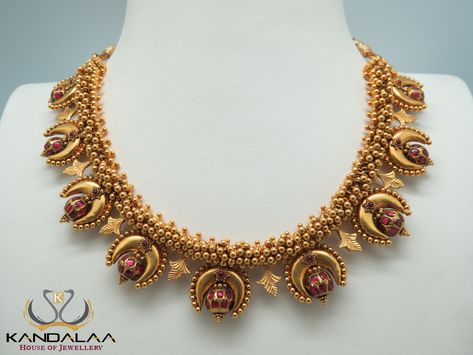 Pinaki Jewellers, Kandalaa Jewellery, Antique Necklace Gold, Indian Wedding Jewelry Sets, Antique Necklaces Design, Gold Bridal Necklace, Gold Earrings Models, Jewelry Set Design, Gold Necklace Indian Bridal Jewelry