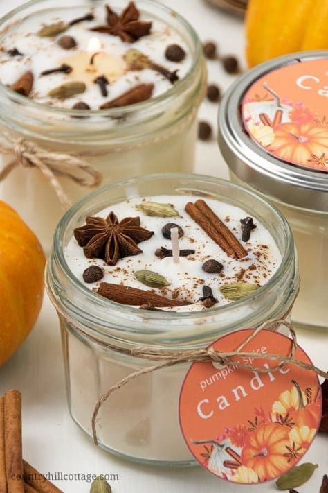 Enjoy fall scents! Learn how to make DIY pumpkin spices candles with soy wax and essential oils! This creative easy homemade fall scented candle recipe includes a pumpkin spice essential oil recipe, tips for the best materials and highly scented soy candles with essential oils. Poured in jars and decorated with free printable labels, this project is a great handmade gift idea for autumn holidays and Christmas. #soycandle #scentedcandle #essentialoils #pumpkinspice #fall | countryhillcottage.com Pumpkin Spice Essential Oil, Candles Recipe, Candle Recipe, Candle Scents Recipes, Creation Bougie, Lilin Aroma, Diy Pumpkin Spice, Diy Candles Easy, Homemade Candle