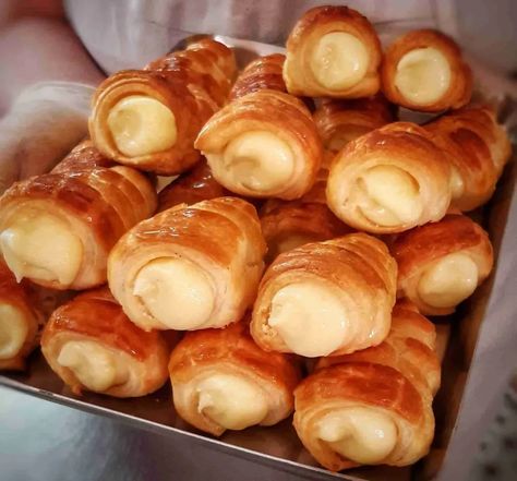 CUSTARD PUFF PASTRY CANNONCINI - Cooking Italians Sfogliatella Recipe, Custard Puff Pastry, Cream Puff Pastry, Cream Horn, Puff Pastry Cream Puffs, Puff Pastry Filling, Cream Horns, Pistachio Pesto, Italian Pastries