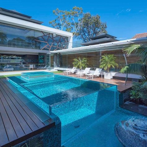 14.4k Likes, 47 Comments - Amazing Architecture (@amazing.architecture) on Instagram: “Modern Melbourne House by Chris Clout Design #australia #infinitepool #poolparty…” Luxury Swimming Pools, Pool Landscape Design, Glass Pool, Cool Swimming Pools, Luxury Pools, Modern Pools, Melbourne House, Dream Pools, Luxury Pool