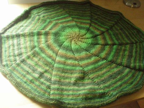 Great idea for ababy blanket.........Picture of Circular Blanket knitted in the round Knitting In The Round Patterns, Knit Afghan Patterns, Knitting In The Round, Cast On Knitting, Blanket Knitted, Round Blanket, Knit Blankets, Knit Ideas, Crochet Shawls And Wraps