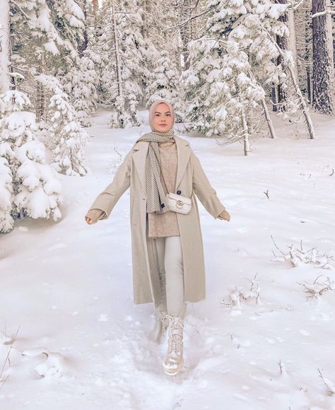 Classy Hijab Winter Coat Outfit Ideas - image:@omayazein - If You Are Looking For Hijab Winter Coat Ideas, Then Keep Reading To Get Some Great Inspiration On Hijab Winter Coat Outfits, Coats With Boots, Long Sleeve Coat Outfits, Teddy Coat Outfits, Faux Fur Coat Outfits And Much More - #hijab #hijabfashion #winteroutfits #coat #muslimah #hijaboutfit Muslim Winter Outfits, Classy Winter Coat, Hijabi Winter Outfits, Classy Hijab, Winter Coat Outfit, Fur Coat Outfits, Winter Hijab Outfits, Modest Winter Outfits, Long Coat Outfit