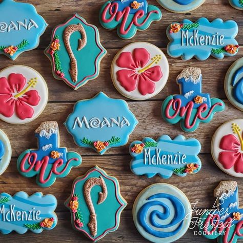 Moana Theme Cookies, Moana Birthday Cookies Decorated, Moana Cookies Birthday, Moana Royal Icing Cookies, Moana Sugar Cookies Decorated, Moana Cookies Decorated, Moana 1st Birthday Party Ideas, Moana Themed Food, Moana Sugar Cookies