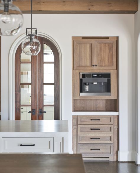 Black Hardware White Cabinets, Kitchen Cabinets White Oak, Cabinets Glass Doors, Built In Coffee Bar, Frameless Kitchen Cabinets, White Oak Cabinets, Log Home Kitchen, Double Island, Coffee Machine Kitchen