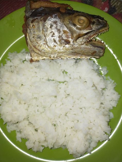 Nasi putih, kepala ikan telang asin goreng ||| comfort simple Indonesia dish ||| Asian food Ikan Asin, Nasi Goreng, Asian Food, Asian Recipes, Coconut, Milk, Indonesia, Quick Saves