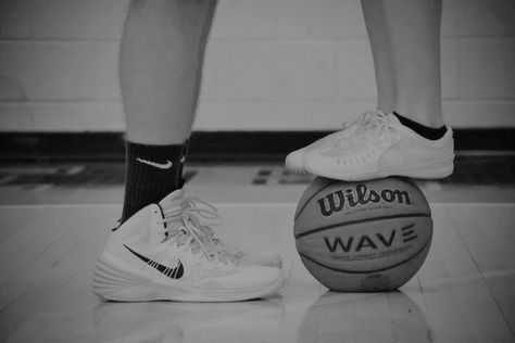 Basketball Relationship Goals, Basketball Relationships, Ken Ichijouji, Basketball Couples, Goals Football, Ball Photography, Basketball Cheers, Cheer Shoes, Sports Couples