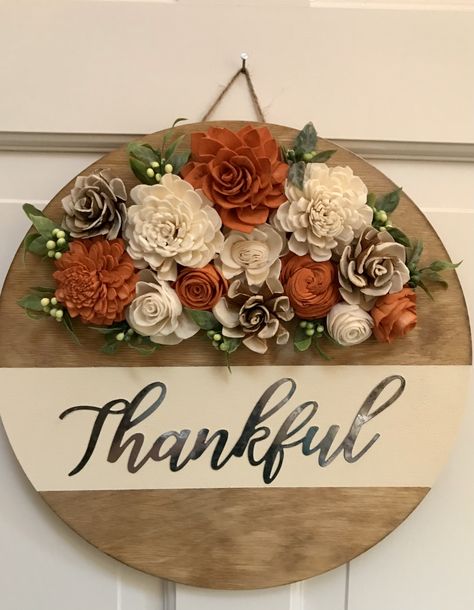 Wood Flowers Wall Decor, Wood Flower Projects, Wood Flower Wreath, Dyed Flowers, Diy Floral Decor, Decorated Wreaths, Door Signs Diy, Wood Wreath, Easy Fall Crafts