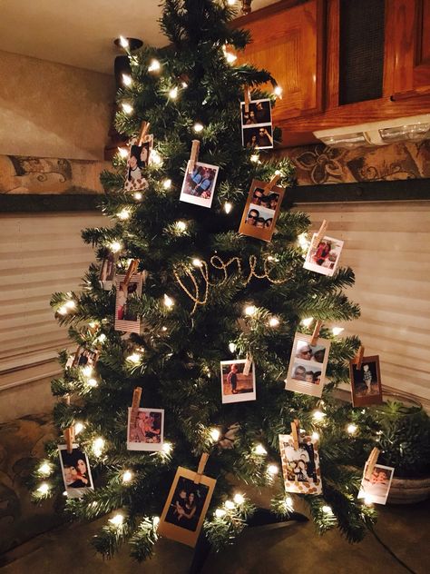 Polaroid Tree Christmas, Christmas Tree With Polaroids, Photo Tree Christmas, Pictures On Christmas Tree, Christmas Tree With Pictures On It, Polaroid Christmas Tree, Outdoor Tree Decor, Picture Christmas Tree, Christmas Polaroid