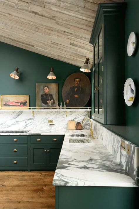 Dark Green Kitchen, Green Kitchen Decor, Kitchen Ikea, Devol Kitchens, Green Kitchen Cabinets, Painting Kitchen, Classic Kitchen, Green Cabinets, Classic Kitchens