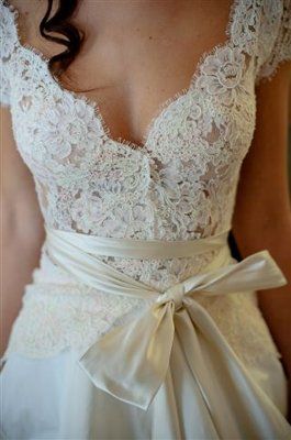 Nog 'n idee vir sussa se bridesmaid rokkie - go ballerina! Dalk met 'n los kort flair rompie. Wedding Robe, Paris Wedding, Gowns Wedding, Yes To The Dress, Wedding Wishes, Lace Wedding Dress, Beauty And Fashion, Wedding Story, Groom And Groomsmen