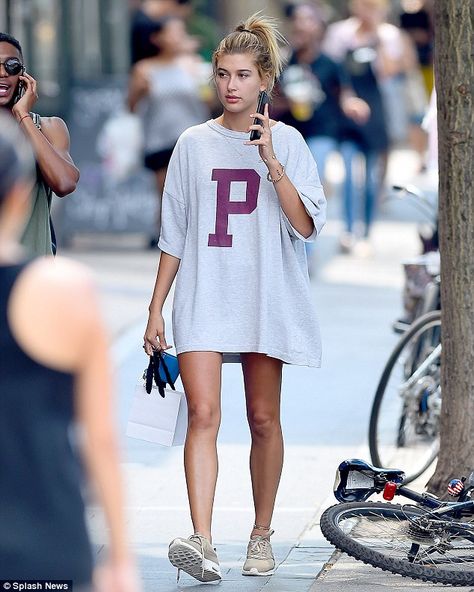 Where's your trousers? Hailey Baldin appeared to have forgotten an item of clothing when she walked in New York on Tuesday Hailey Baldwin Street Style, Estilo Hailey Baldwin, Hailey Baldwin Style, Hailey Baldwin, Teen Vogue, Tshirt Outfits, Dakota Johnson, Baby Outfits, T Shirt Diy