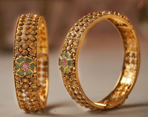 Kada Design, Necklace Set Indian Bridal Jewelry, Kada Bangles, Gold Kada, Jewel Design, Ladies Bangles, New Gold Jewellery Designs, Gold Earrings Models, Gold Jewellry