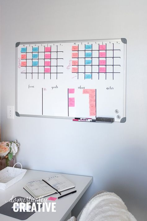 I would have NEVER thought to make a white board into a large dry erase editorial calendar and planner! Genius DIY project! #domesticallycreative #diyproject #dryerasecalendar #whiteboard #planner #editorialcalendar Diy Whiteboard Calendar, Whiteboard Organization, Red Website, Whiteboard Planner, Life Organisation, Diy Whiteboard, Whiteboard Calendar, Family Schedule, Schedule Organization