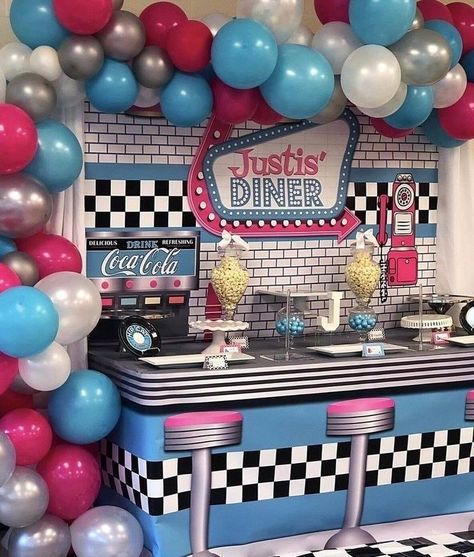 Ideas Cumpleaños Rock and Roll 50s Party Decorations, 1950's Diner, Grease Themed Parties, Grease Party, 50s Theme, 50s Theme Parties, Retro Birthday Parties, Sock Hop Party, Table Banner